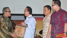 Citizen6, Bogor: Menteri kelautan dan Perikanan Sharif C.Sutardjo menerima cinderamata dari Rektor IPB dalam event Ecology Expo 2012. (Pengirim: Efrimal Bahri)