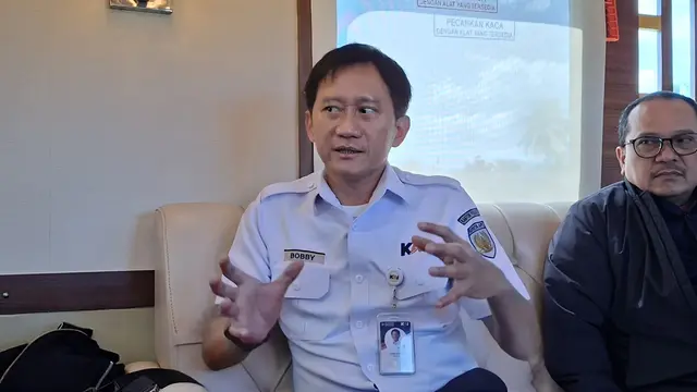 Direktur Utama PT Kereta Api Indonesia (Persero), Bobby Rasyidin saat berbincang dengan awak media di KA Wisata rute Yogyakarta-Jakarta, Rabu (8/7/2026). (Foto: Liputan6.com/Arief RH)