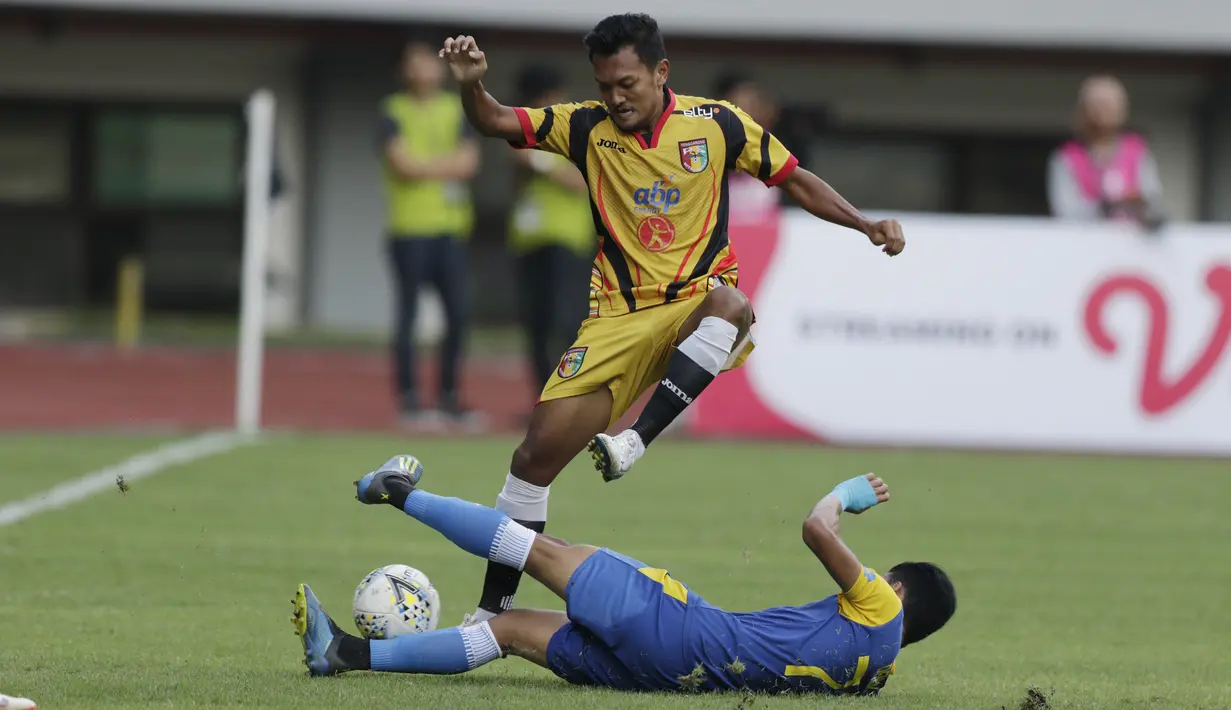 Bek Mitra Kukar, Gilang Ginarsa, berusaha melewati hadangan pemain Bhayangkara FC, Dendy Sulistyawan, pada laga Piala Presiden 2019 di Stadion Patriot, Jawa Barat, Senin (11/3). Bhayangkara FC menang 2-1 atas Mitra Kukar. (Bola.com/M Iqbal Ichsan)