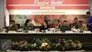Menko PMK Puan Maharani berbincang dengan Menkes Nila F Moeloek sebelum rapat koordinasi bersama tingkat menteri di Kementerian PMK, Jakarta, Jumat (2/9). Rapat koordinasi tersebut terkait antisipasi banjir dan tanah longsor. (Liputan6.com/Faizal Fanani)