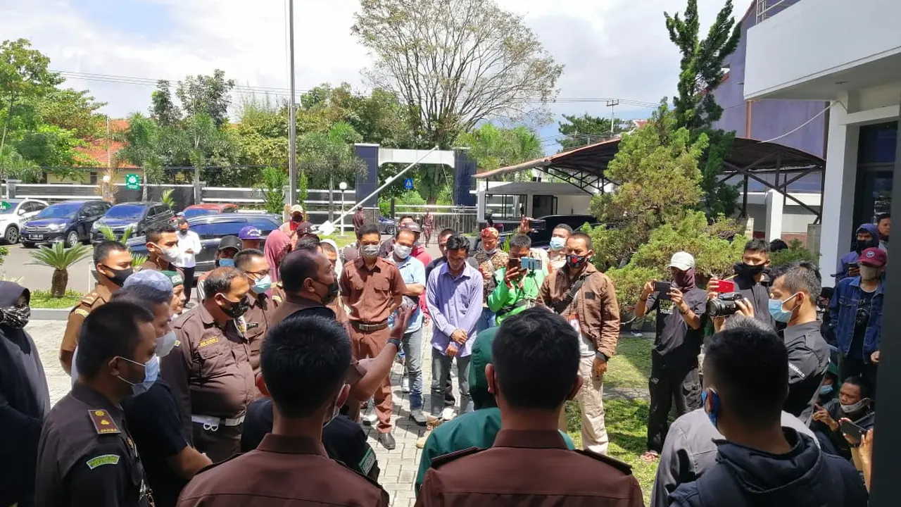 Puluhan massa mendatangi Kejaksaan Negeri Garut untuk menyampaikan aspirasinya agar imam besar FPI Habiz Rizieq Syihab dibebaskan pihak Kejaksaan.
