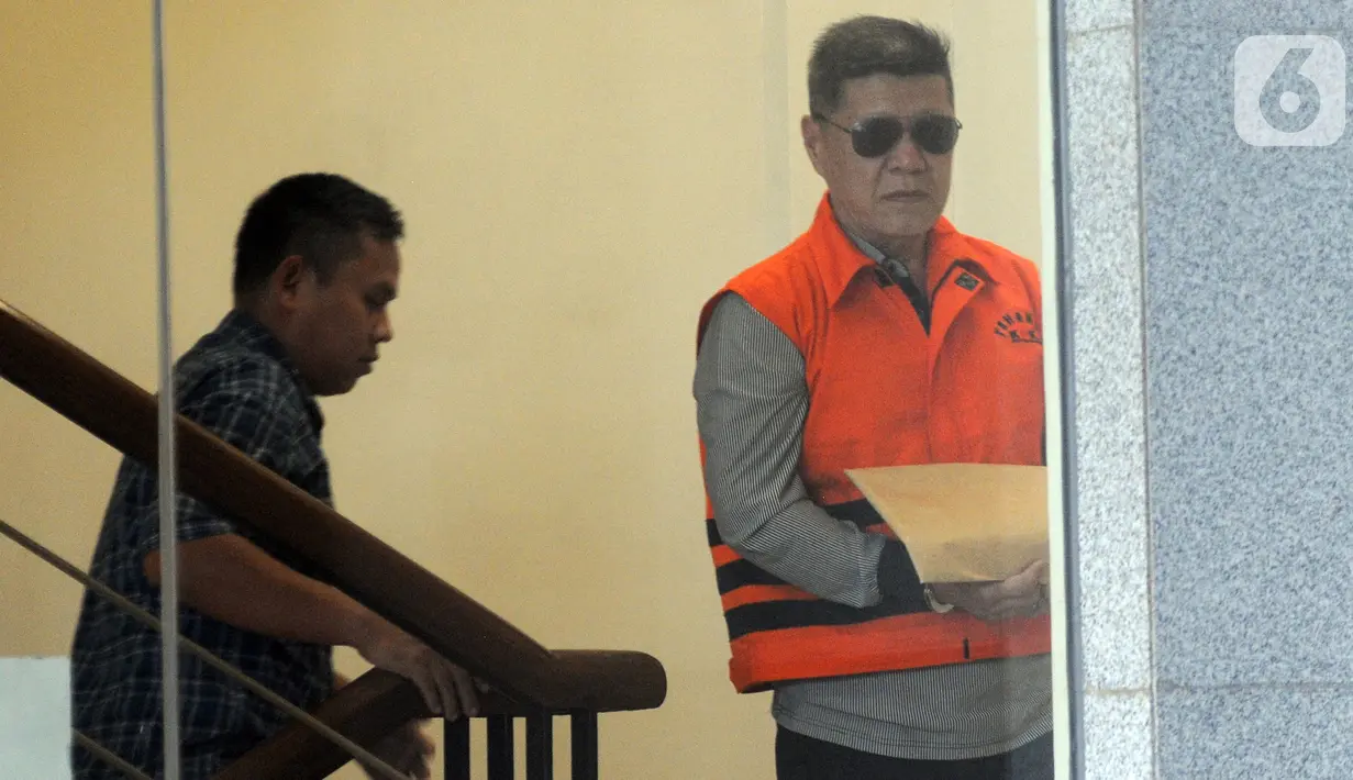 Pengusaha Kock Meng menuju ruang pemeriksaan di Gedung KPK, Jakarta, Kamis (17/10/2019). Penyuap Gubernur Kepri nonaktif Nurdin Basirun itu diperiksa sebagai tersangka perkara suap Penerbitan Perda Zonasi Wilayah Pesisir dan Pulau-Pulau Kecil di Kepulauan Riau tahun 2019. (merdeka.com/Dwi Narwoko)