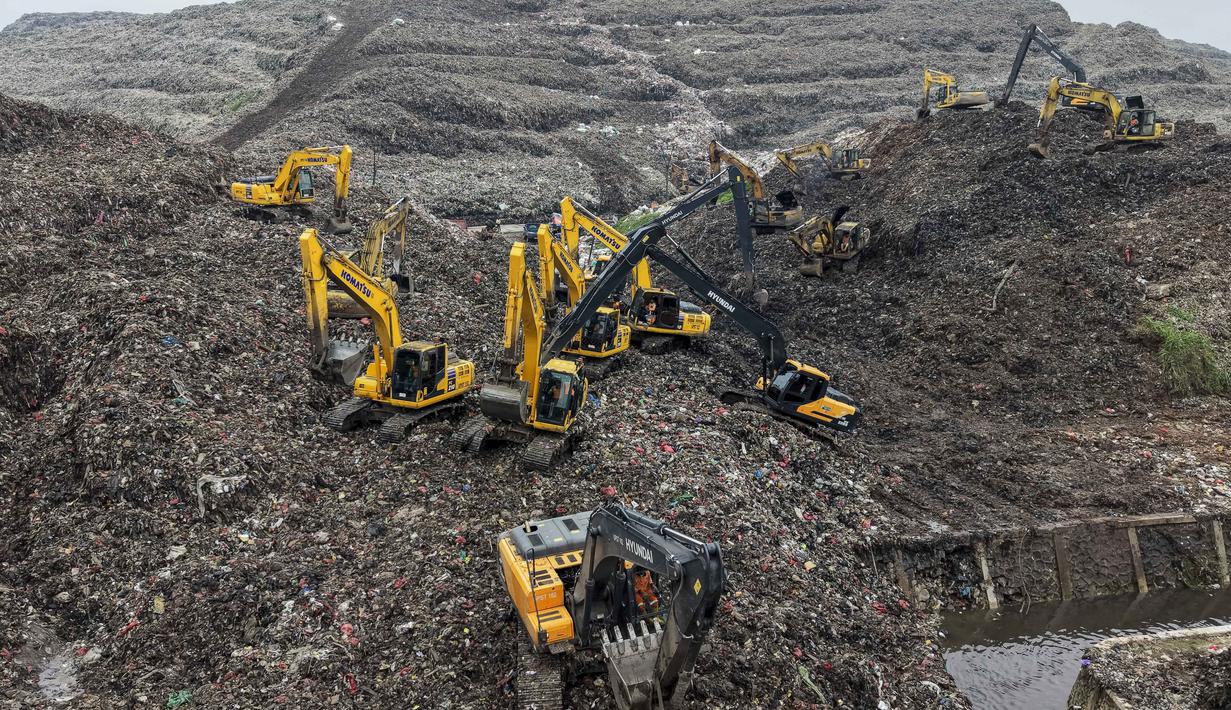 Pemerintah Provinsi DKI Jakarta telah memutuskan untuk menutup sementara Zona 4 TPST Bantargebang guna proses evakuasi dan investigasi lebih lanjut. Tampak foto udara menunjukkan tim penyelamat menggunakan alat berat untuk mencari korban longsor di Tempat Pembuangan Sampah Terpadu (TPST) Bantargebang, Bekasi, Jawa Barat, pada 9 Maret 2026. (BAY ISMOYO/AFP)