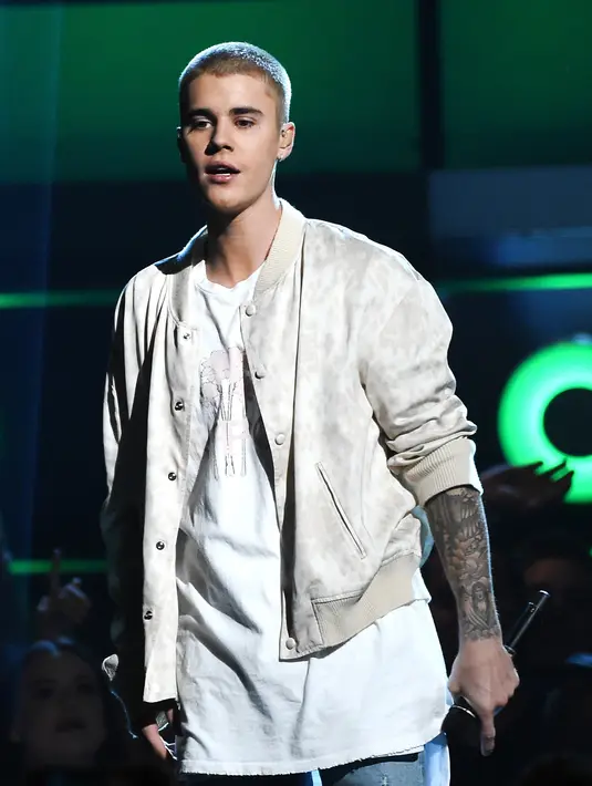 Beberapa waktu lalu Justin Bieber menyumbangkan US$ 1 dari harga tiket masuk turnya yang digelar untuk sebuah organisasi Pencils of Promise. Dimana organisasi itu membantu dalam pembangunan sekolah di Negara berkembang. (AFP/Bintang.com)