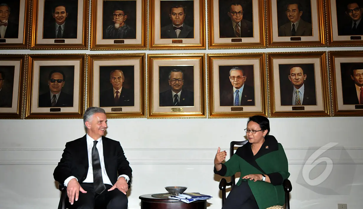 Menlu Retno L.P. Marsudi menerima kunjungan Menlu Swiss Didier Burkhalter, Jakarta, Senin (16/3/2015). Keduanya bertemu untuk membahas berbagai isu bilateral antar kedua negara. (Liputan6.com/Johan Tallo) 