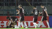 Sejumlah pemain PSM Makassar merayakan gol pertama timnya yang diciptakan oleh Abdul Rahman (kiri) saat laga pekan ke-12 BRI Liga 1 2021/2022 antara PSM Makassar melawan PSS Sleman di Stadion Manahan, Solo, Kamis (18/11/2021). (Bola.com/Bagaskara Lazuardi)