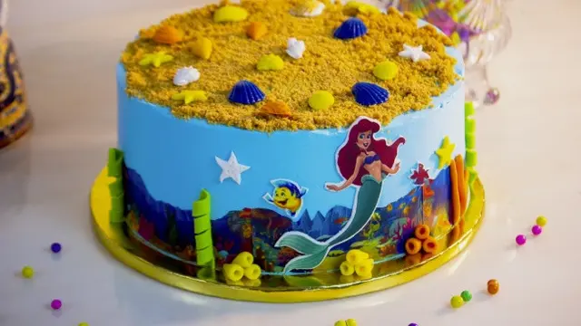 Desain kue ulang tahun bertema karakter disney (credit: Kash Tandon/unsplash)