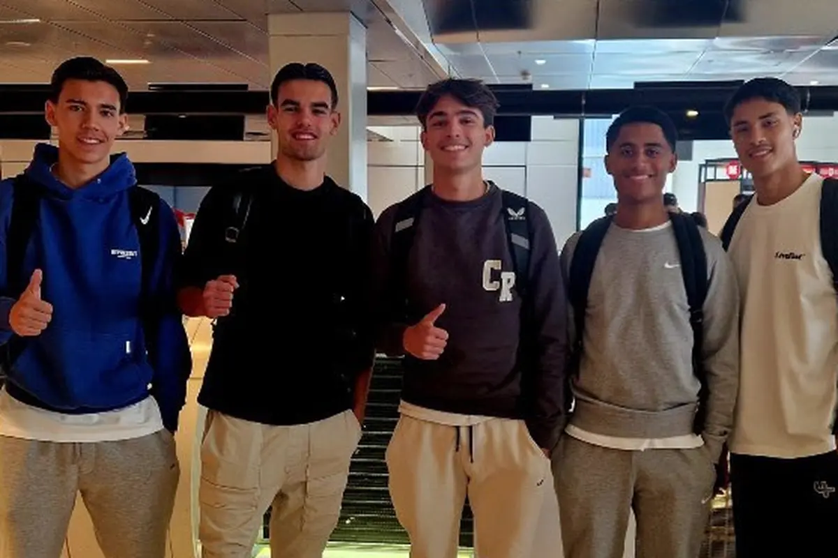 Jens Raven bersama empat pemain keturunan Indonesia.