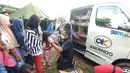 Di posko tersebut PT Asuransi Kredit Indonesia atau Askrindo menghadirkan Mobil Pintar (MoPi) menghibur anak-anak korban banjir dan memberikan bantuan sembako, makanan bergizi, serta buku cerita dan buku gambar. di dua lokasi berbeda di Karawang. (Liputan6.com/Pool/Askrindo)