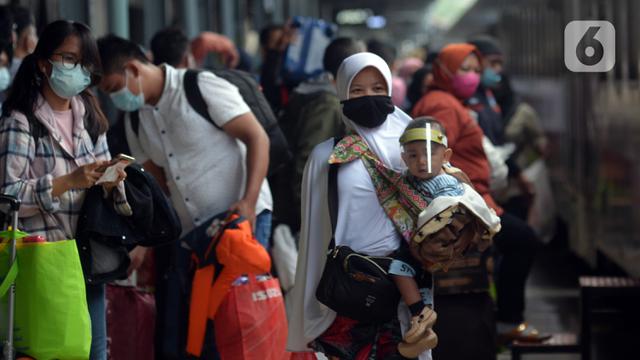 FOTO: Larangan Mudik Berakhir, Stasiun Senen Ramai Pemudik Susulan