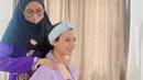 Menjelang kelahiran anak ketiga, wanita asal Bandung ini rutin 2 minggu sekali pijat pregnancy. Pasca melahirkan nanti, ia juga sudah bersiap untuk pijat laktasi (untuk melancarkan ASI). Dan yang terpenting adalah ia juga akan melakukan pijat post partum untuk mempercepat penyembuhan pasca melahirkan. (Liputan6.com/IG/@sylvia_fully88)