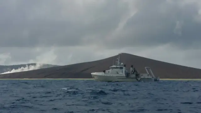 Pusat Hidrografi dan Oseanografi TNI Angkatan Laut (Pushidrosal)   menemukan pendangkalan dasar laut dan adanya perubahan bentuk morfologi  Gunung Anak Krakatau  setelah terjadinya erupsi dan longsoran  yang menyebabkan tsunami di perairan Selat Sunda, Sa