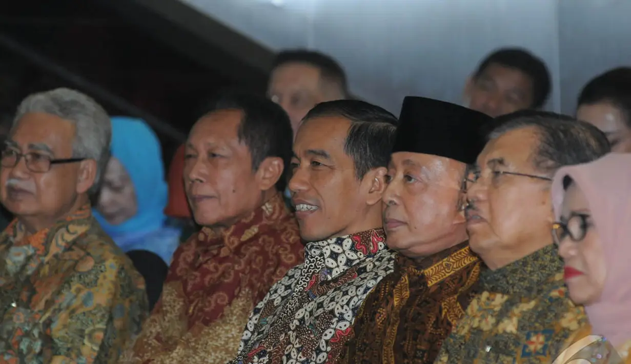 Jokowi duduk berdekatan dengan Sutiyoso, Abdul Latief dan Jusuf Kalla, Pasaraya Blok M, Jakarta, Kamis (2/10/2014) (Liputan6.com/Herman Zakharia)