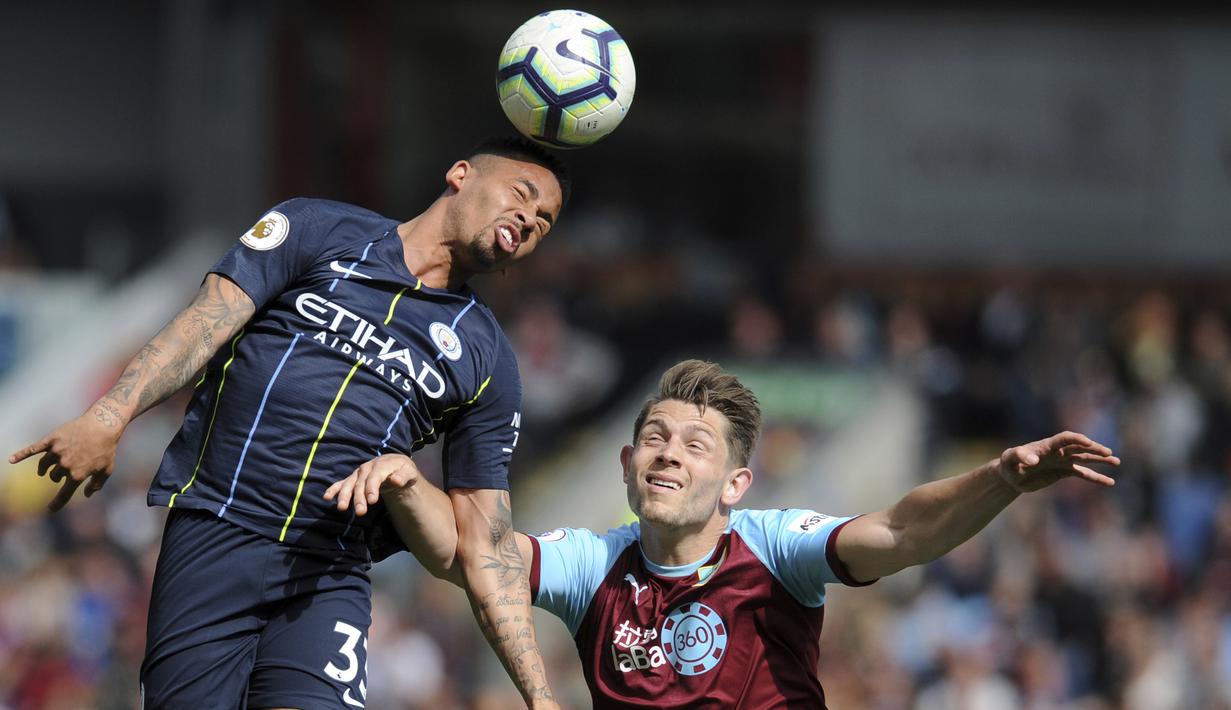 Striker Manchester City, Gabriel Jesus, duel udara dengan pemain Burnley, James Tarkowski, pada laga Premier League di Stadion Turf Moor, Minggu (28/4). Manchester City menang 1-0 atas Burnley. (AP/Rui Vieira)