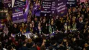Polisi menghalau pengunjuk rasa yang ingin menggelar pawai untuk memperingati Hari Perempuan Internasional di Istanbul, Turki, Jumat (8/3). Unjuk rasa berjalan relatif damai sebelum akhirnya terjadi keributan pada malam hari. (AP Photo/Lefteris Pitarakis)