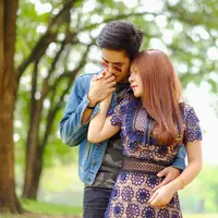 Makna ciuman di tangan./Copyright shutterstock.com