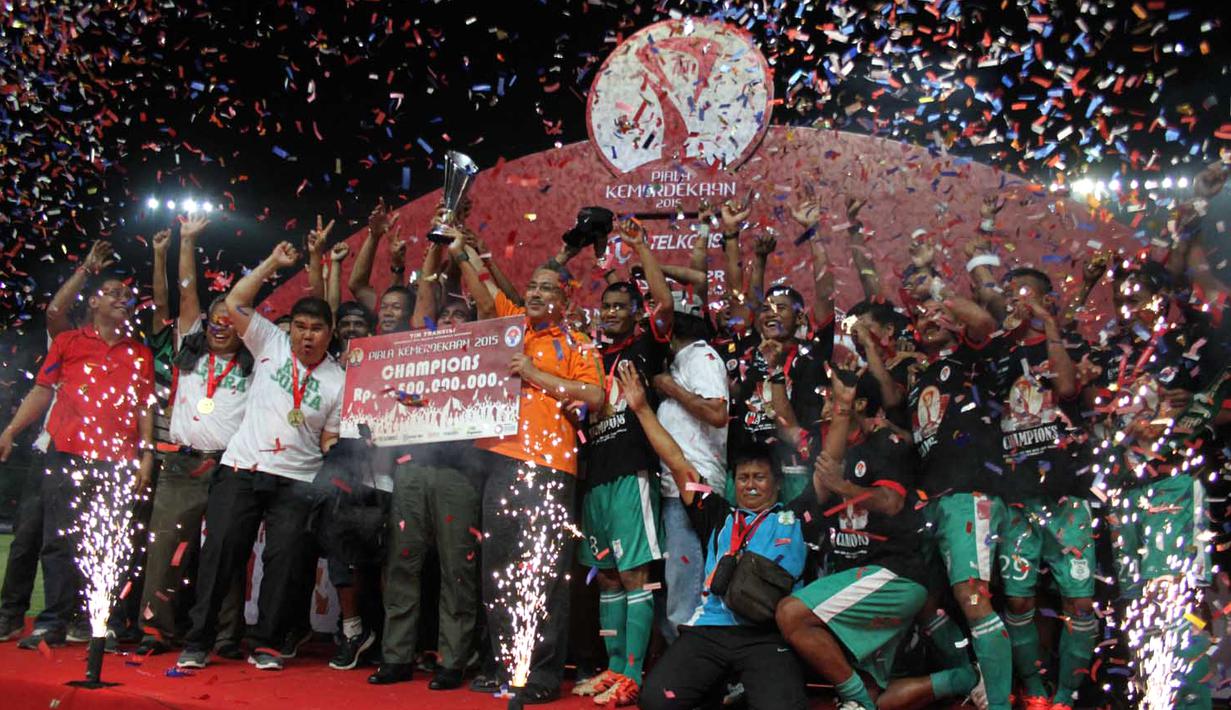 Pemain PSMS Medan meraih gelar juara Piala Kemerdekaan 2015. Minggu (13/9/2015). (Bola.com/Robby Firly)