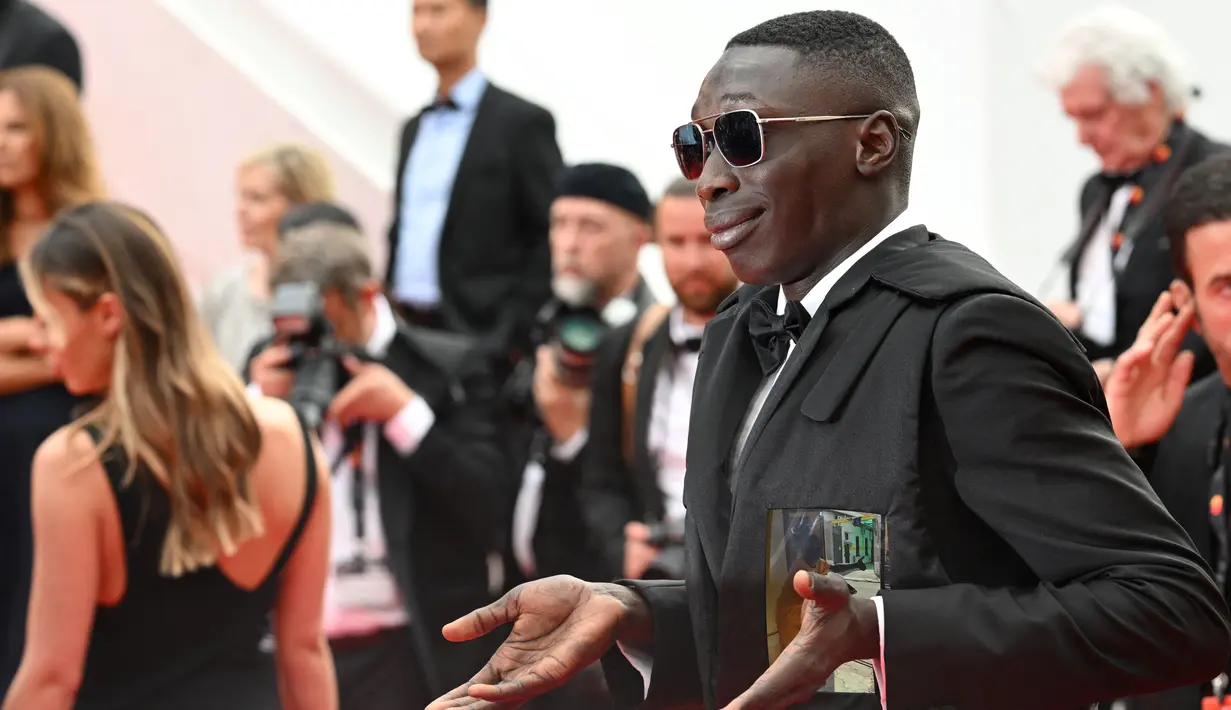 <p>Influencer Italia Khaby Lame tiba untuk pemutaran film "Top Gun : Maverick" selama Festival Film Cannes edisi ke-75 di Cannes, Prancis selatan (18/5/2022). Khaby hadir di Festival Film Cannes 2022 sebagai anggota juri. (AFP/Christophe Simon)</p>