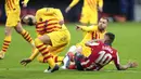 Bek Barcelona, Gerard Pique, terjatuh saat berebut bola dengan pemain Atletico Madrid, Angel Correa, pada laga Liga Spanyol di Stadion Wanda Metropolitano, Minggu (22/11/2020). Barcelona takluk dengan skor 1-0. (AP/Bernat Armangue)