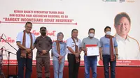 Menkes Budi Gunadi memberikan penghargaan kepada Pemerinta Kota Tangerang karena dinilai  mampu menekan angka stunting. (Liputan6.com/Pramita Tristiawati)