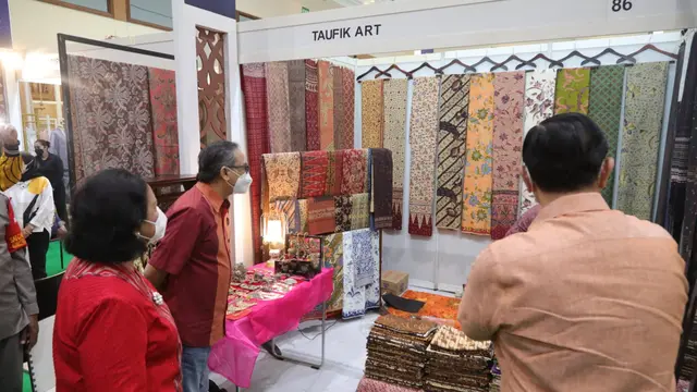 Potret Menko Luhut Kunjungi Pameran Adiwastra Nusantara 2022