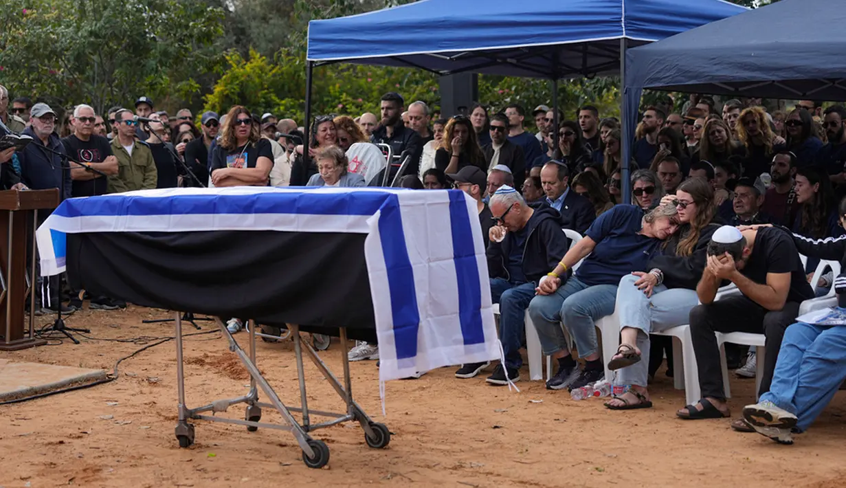 Ratusan warga Israel menghadiri pemakaman Alon Shamriz. Pemuda yang berasal dari Kibbutz Kfar Azza itu dibunuh bersama dua sandera lain yang juga berusia 20-an. (AP Photo/Ohad Zwigenberg)