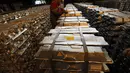 Salah satu pekerja memberikan tanda pada tumpukan alumunium di sebuah pabrik pengecoran di Rusal Krasnoyarsk, Siberia, (8/7/2014). (REUTERS/Ilya Naymushin)