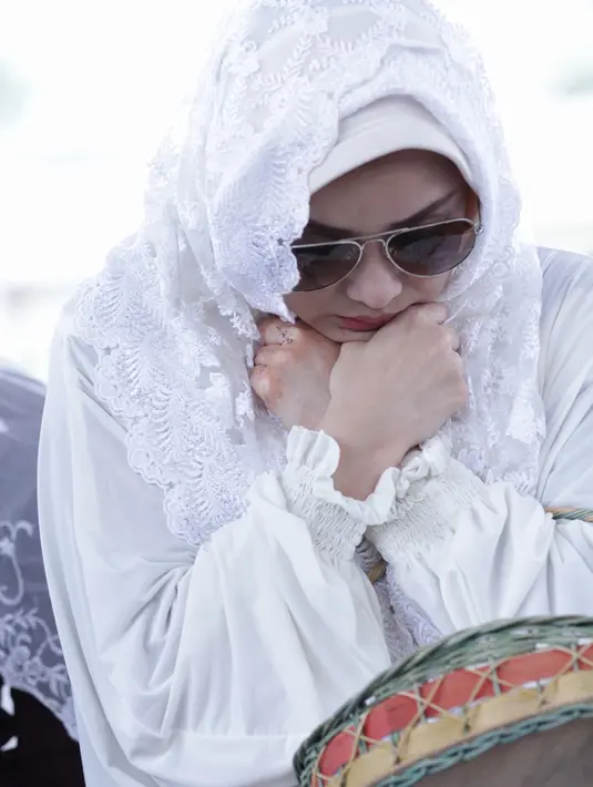 Tidak mengatakan apasaja yang diterima, Terry hanya mengakui banyak mendapat pesan dari ibunya. Hal yang paling diingatnya adalah ketika sang ibu meminta Terry untuk menjaga adiknya yang sedang hamil. (Adrian Putra/Bintang.com)