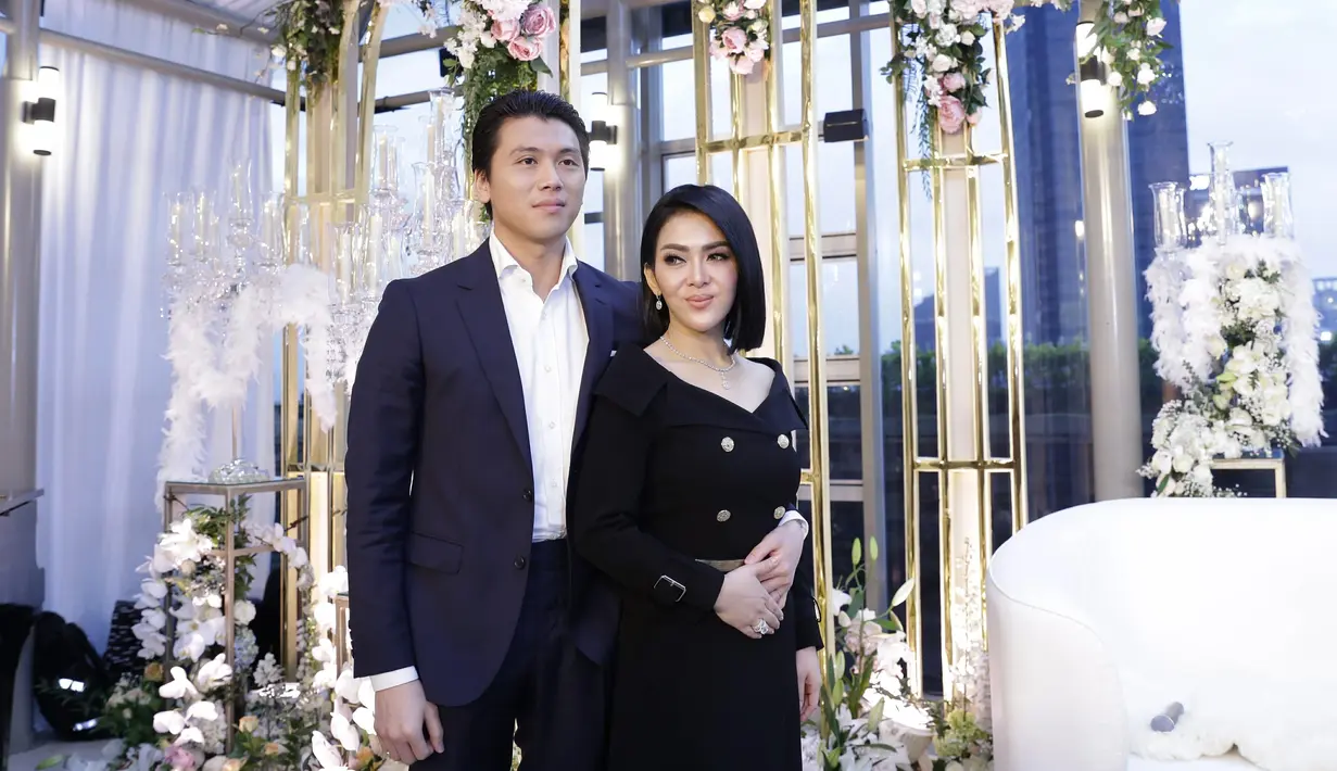 Syahrini dan Reino Barack