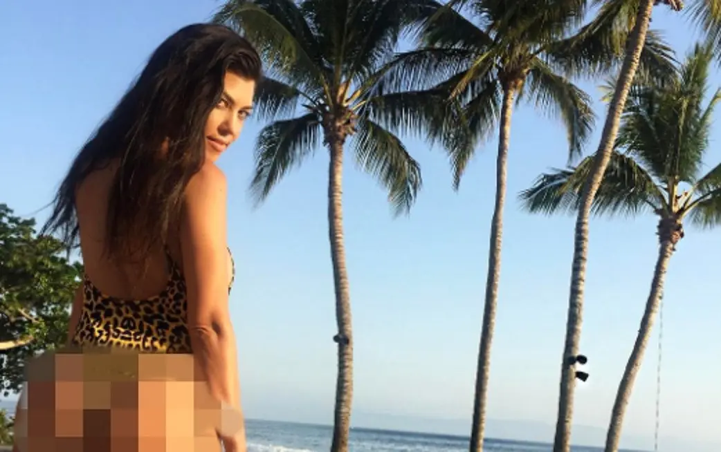 Kourtney Kardashian memamerkan bokongnya dalam balutan bikini (E!)