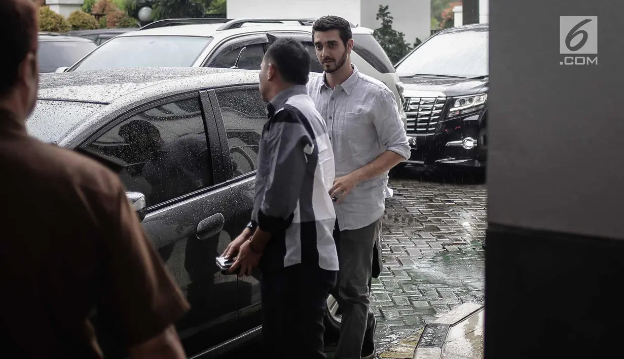 Aktor Fachri Albar turun dari mobil saat tiba di Kejaksaan Negeri Jakarta Selatan, Kamis (19/4). Berkas kasus dugaan penyalahgunaan narkotika yang menjerat aktor Fachri Albar telah dinyatakan lengkap oleh kepolisian. (Liputan6.com/Faizal Fanani)