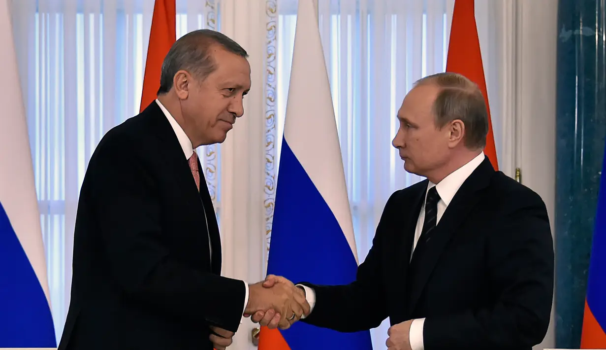Presiden Rusia, Vladimir Putin dan Presiden Turki Tayyip Erdogan bersalaman usai menggelar konferensi pers di St.Petersburg, Rusia, (9/8). Pertemuan ini digelar untuk menata ulang hubungan kedua negara. (REUTERS/Sergei Karpukhin)