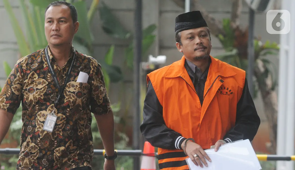 Pejabat Pembuat Komitmen atau PPK di Satuan Kerja Pelaksanaan Jalan Nasional XII Balikpapan, Andi Tejo Sukmono (kanan) memasuki Gedung KPK, Jakarta, Rabu (27/11/2019). Andi diperiksa sebagai tersangka suap pengadaan proyek jalan di Provinsi Kalimantan Timur tahun 2018-2019. (merdeka.com/Dwi Narwoko)