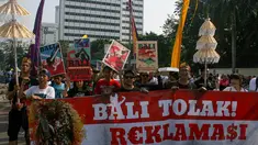 Sejumlah massa menggelar aksi tolak reklamasi Bali di Bundaran HI, Jakarta, Minggu (21/9/14). (Liputan6.com/Faizal Fanani)