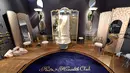Furnitur kamar mandi dari hotel Ritz yang akan dilelang di Rumah Lelang Artcurial, Paris, Rabu (11/4). Hotel yang menjadi tempat tinggal Coco Chanel pada 1937 - 1971 ini, sedang tahap renovasi dan beberapa furnitur akan diperbaharui. (GERARD JULIEN/AFP)