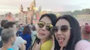 Syahrini bersama temannya tengah menikmati festival musik 'Tomorrowland' di Belgia.  (Photo : Instagram)