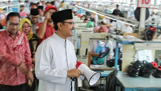 Kunjungi Pabrik Sepatu Madiun, Gus Ipul Komitmen Jaga Industri Padat Karya