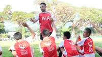 Mantan kapten Timnas Indonesia, Ponaryo Astaman, memberikan coaching clinic dalam kegiatan AIA Sepak Bola untuk Negeri di Makassar, Sulawesi Selatan, Senin (6/8/2018). (Istimewa)