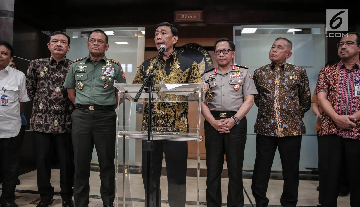 Menko Polhukam Wiranto (tengah) memberi keterangan usai rapat di Kemenkopolhukam, Jakarta, Jumat (6/10). Dalam kesempatan itu turut hadir Kepala Badan Intelijen Negara (BIN) Budi Gunawan serta Menhan Ryamizard Ryacudu. (Liputan6.com/Faizal Fanani)