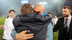 Pelatih Napoli Luciano Spalletti (tengah kanan) merayakan setelah pertandingan sepak bola Serie A Liga Italia antara Udinese dan Napoli di Udine, Italia, Kamis (4/5/2023). (Andrea Bressanutti/LaPresse via AP)