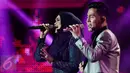 Siti Nurhaliza berduet dengan Cakra Khan saat mengisi Golden Memories International di Studio Indosiar, Jakarta, Kamis (12/1). Rayakan HUT ke-22, Indosiar hadirkan Siti Nurhaliza di Golden Memories International. (Liputan6.com/Yoppy Renato)