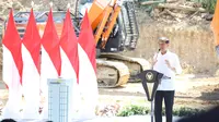 Presiden Joko Widodo (Jokowi) melakukan peletakan batu pertama atau groundbreaking pembangunan Gedung Kantor PT Bank Mandiri (Persero) Tbk di Kawasan Ibu Kota Nusantara (IKN),Kamis (29/2/2024). (Foto: Istimewa)