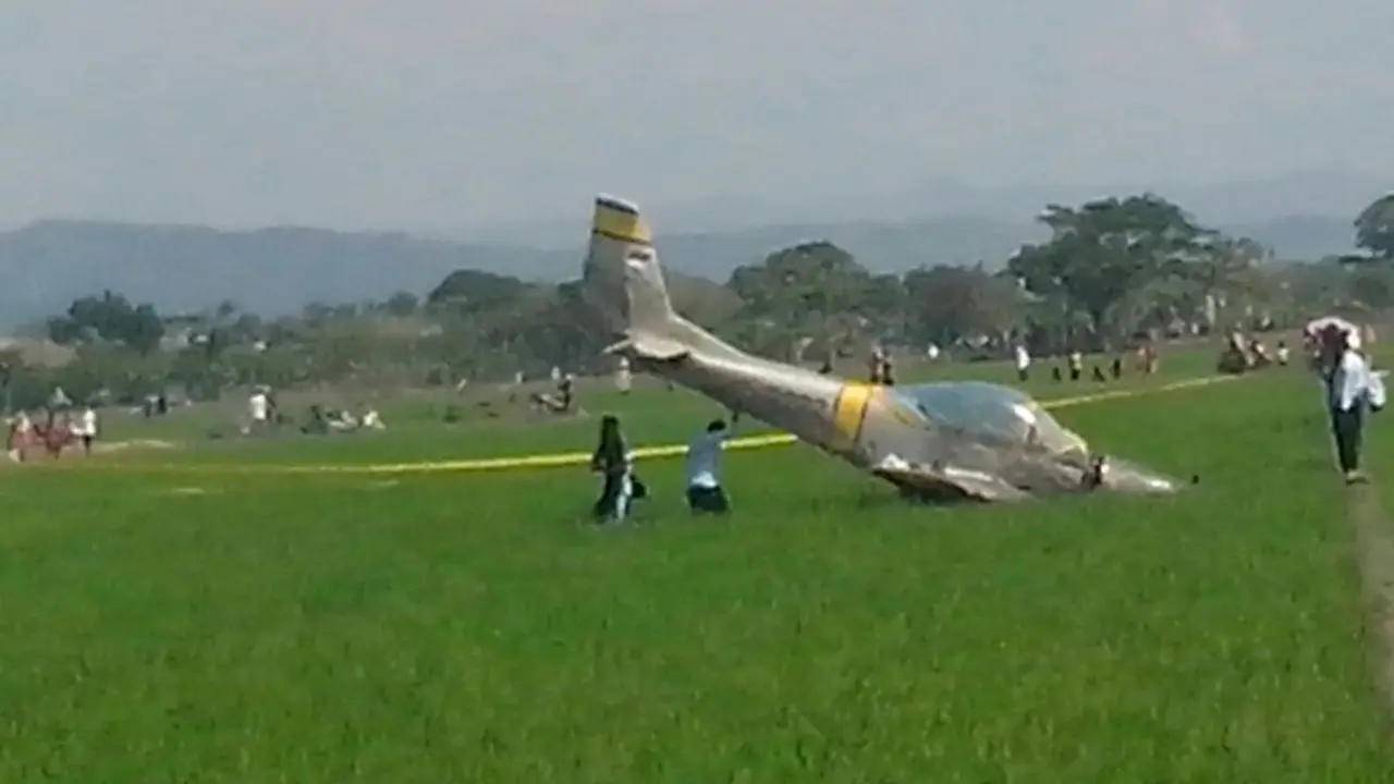 Pesawat latih jatuh