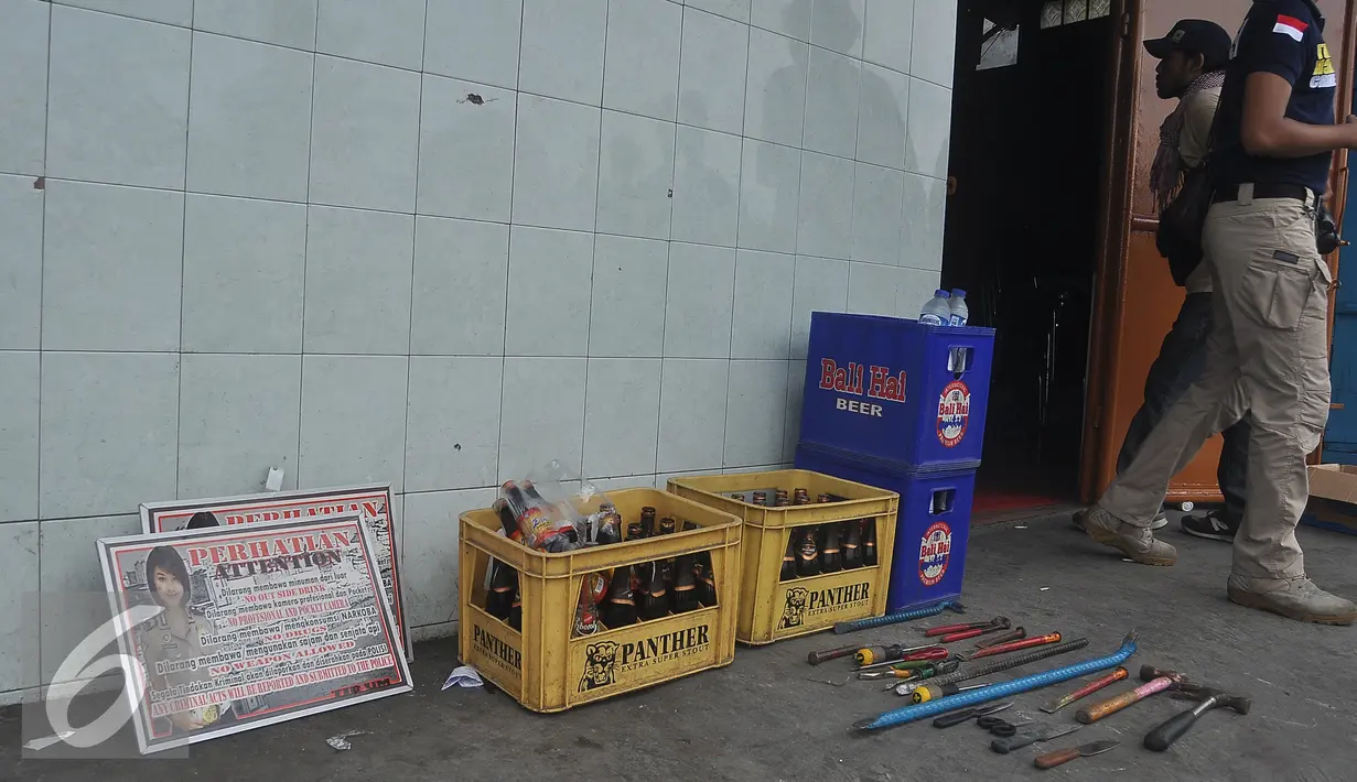 Puluhan senjata tajam diamankan petugas saat operasi pekat di kawasan kalijodo, Jakarta, Sabtu (20/2/2016). Polda Metro Jaya bersama TNI serta Satpol PP, Operasi penyakit masyarakat di kawasan kalijodo. (Liputan6.com/Faizal Fanani)