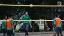 Bek Timnas U-23, Hansamu Yama menyundul bola saat bermain di Lapangan Voli Pantai Kompleks Gelora Bung Karno, Jakarta, Rabu (17/1). Ini bagian dari penyegaran pemain usai latihan persiapan menuju Asian Games 2018. (Liputan6.com/Helmi Fithriansyah)