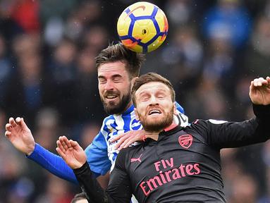 Duel pemain Brighton, Davy Propper (kiri) dan pemain Arsenal, Shkodran Mustafi pada laga Premier League di American Express Community Stadium, Brighton, (4/3//2018). Arsenal kalah 1-2. (AFP/Glyn Kirk)