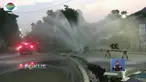 Sebuah pipa air bersih di Jalan Puri Kembangan Utara, Jakbar, bocor dan menyembur ke segalah arah. Akibatnya, arus lalu lintas di sekitar menjadi terganggu.