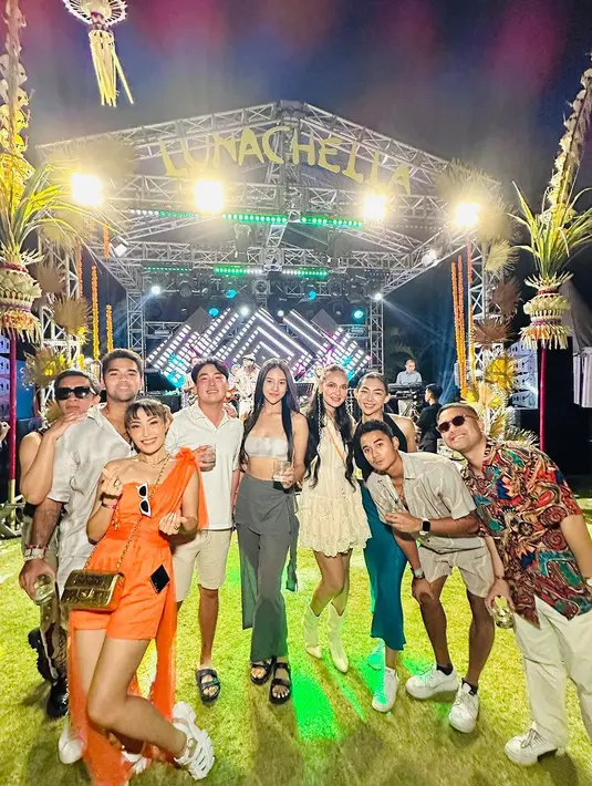 Hadir juga aktris yang juga selebgram Anya Geraldine berfoto bersama yang sedang ulang tahun dan Ayu Dewi. Sekedar informasi, Luna Maya lahir pada 26 Agustus 1983 di Denpasar. Luna memiliki darah dari Austria. [Instagram/mrsayudewi]