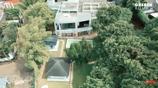 Cinta Laura tunjukkan kantor barunya (YouTube/AH)