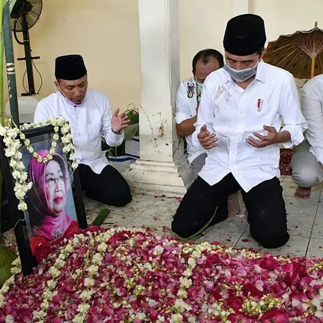 7 Momen Jokowi Kuburkan Ibundanya, Turun Langsung ke Liang Lahat